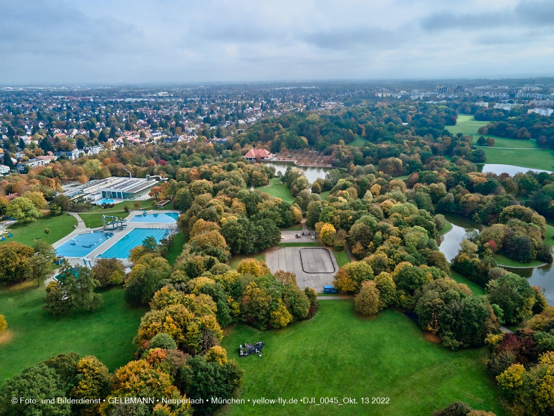 13.10.2022 - Der Ostpark mit See und Biergarten in Neuperlach 13.10.2022 - Der Ostpark mit See und Biergarten in Neuperlach